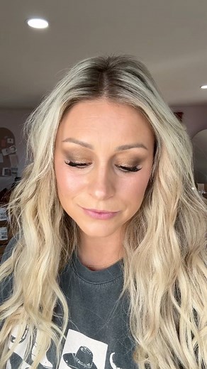 The perfect shades for every day! Choose 1-4 of these colors and pair them together for an amazing eye look! Here are the shades in order… Cole Bird Bright Eyes Cupcake Seint’s double ended eyeshadow brush!!!! Save this one and try it! If you’d like me to send you these exact colors and brush, text me the word COLE to 260-619-6890 ❤️ | Beauty with Cortney