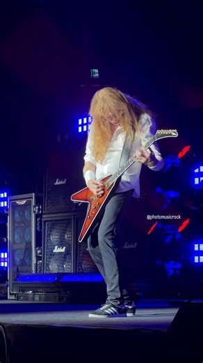 It’s incredible how Megadeth’s Dave Mustaine can still play guitar like he does with his painful hand condition and other issues.