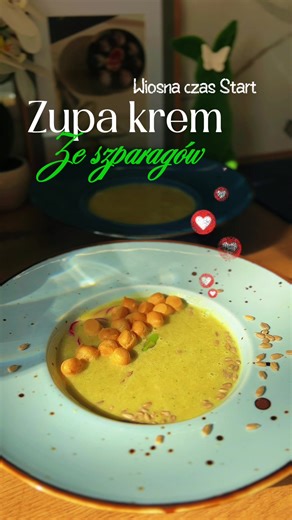 Ta zupa krem ze szparagów to jeden z najprostszych sposobów, żeby wykorzystać sezonowe warzywa. Jest lekka, aromatyczna i idealna, kiedy masz ochotę na coś świeżego i zielonego. Szparagi mają naturalne właściwości moczopędne, dlatego mogą wspierać organizm przy problemie z zatrzymywaniem wody. Dodatkowo są bogate w antyoksydanty i świetnie wpisują się w lekką, wiosenną dietę. 🥣 Jak przygotować krem z zielonych warzyw? Składniki: • 1 średnia cebula • 1 pęczek szparagów • 1 cukinia • 1 por • buli