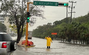 VIDEO | ¡Cancún amanece bajo el agua! Intensas lluvias causan inundaciones en varias calles