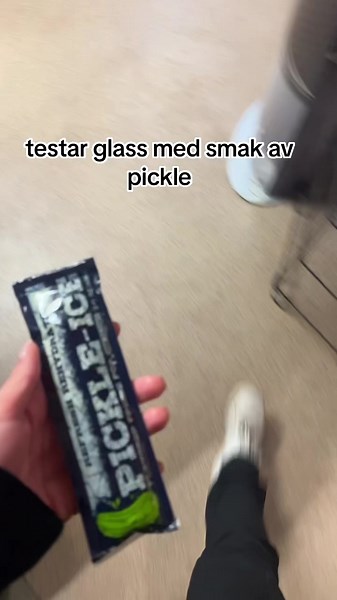 Testar en glass med smak av pickle/saltgurka🥒😱 #godisgallerian #enköping #foryou #fyp #pickleicecream #saltgurka