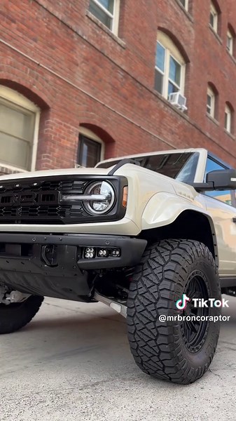 The heat don’t stop #bronco #ford #fordbronco #fordraptor #fordperformance