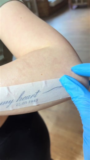 Blumen Tattoo Design in Rot – Einfach Verliebt 😍