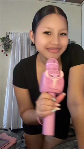 Not me using my niece mic to make video and she ketch me and collect it fast from me 😭💀😂😂 #fyp #merrychristmas #soontobemom #seasongreetings