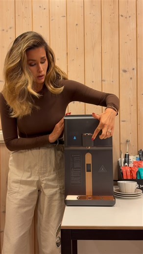 Viktorija Macijauskiene on Instagram: "Vanduo - tai ne tik hidratacija. Tai terpė, per kurią kasdien veikiame savo ląsteles. AER ET AQUA, kuri galima įsigyti @ekovanduo.lt filtruoja iš vandens tai, kas organizmui nereikalinga, ir praturtina jį molekuliniu vandeniliu. Daugiau nei 5 000 mokslinių tyrimų sieja vandeniliu prisotintą vandenį su mažesniu oksidaciniu stresu, geresne ląstelių apsauga ir mitochondrijų funkcijos palaikymu. O dar kokia talpa, patogus norimos temperatūros reguliavimas, diza