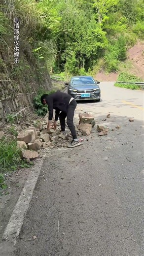 Passersby Clear A Collapsed Mountain Road! #funny #help #kindness
