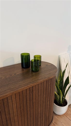 Manon Thonnard | DECO | DIY | UPCYCLING on Instagram: "Ne jetez plus vos bouteilles en verre, transformez-les plutôt ♻️🍾 J’avais déjà réalisé ce DIY il y a des années mais j’avais fait pas mal d’erreurs donc j’avais envie de vous proposer une version 2.0 améliorée. Voici mes petites astuces: - pour bien retirer les étiquettes, faites temper les bouteilles dans de l’eau très chaude avec du savon (il paraît que c’est encore mieux de mettre l’eau chaude dans la bouteille durant 1h) - pour la décou