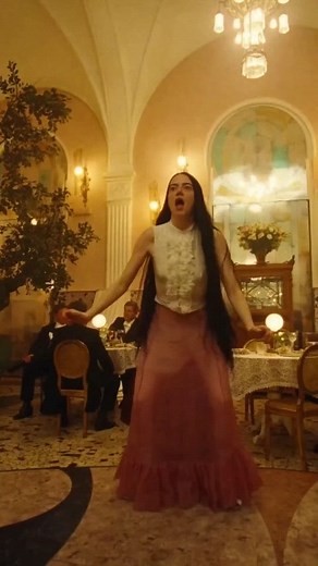 MEPY | Cine - Series 🎬 | Noche de baile y de "furious jumping" 💃🕺 🎬 Emma Stone y Mark Ruffalo en Poor Things (Pobres Criaturas, 2023), de Yorgos Lanthimos... | Instagram