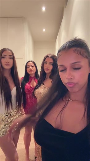 🤭@LUVLAURI 🦋 @Reb🇧🇷 @M.V