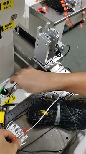 The wire labeling machine can apply labels to two parallel wires simultaneously#labeler