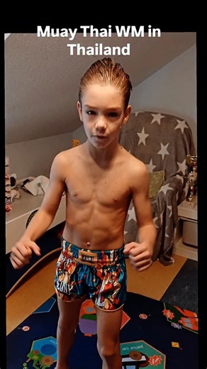 Valentin the Lion on Instagram: "#bangkok #weltmeisterschaft #muaythaifighter #thailand #deutschland Ich werde kämpfen wie ein Löwe. Meine Vorbereitung dafür wird härter denn je sein. Ich habe riesigen Respekt vor den thailändischen Kämpfern, aber sie sollten es auch vor mir haben, denn ich habe ein Ziel.... Danke für eure Unterstützung."