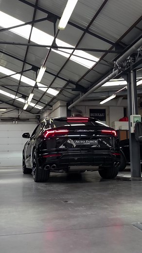 Exploring the Lamborghini Urus Interior and Features