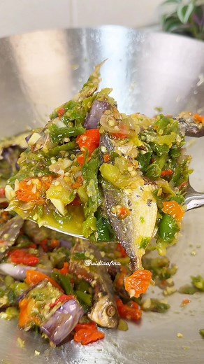 Resep di caption ⬇️ IKAN ASIN TERONG SAMBAL IJO ✨ Bahan 1: - 1 ons Ikan Asin Plate (ikan asin apa aja bebas-cuci lalu goreng) - 1 buah Terong (potong2 lalu goreng) Bahan 2 (rebus sebentar lalu ulek/chopper): - 20 buah Cabe Hijau Keriting - 20 buah Cabe Rawit Hijau - 20 buah Cabe Rawit Merah - 10 siung Bawang Merah - 2 siung Bawang Putih - 1 buah Tomat Hijau Bahan 3: - Garam (sesuai selera) - 1 sdt Kaldu Jamur/ Penyedap Cara Memasak: - Tumis bahan 2 di minyak panas, tambahkan garam & kaldu jamur 