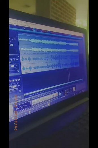 Playing with vocals on Magix Samplitude HP microphone