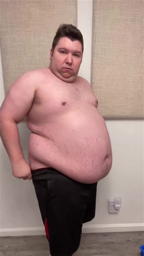 📏 80 cm pour une femme 📏 94 cm pour un homme Ce sont les chiffres à retenir. Au-delà de ces valeurs, le tour de taille est corrélé à une augmentation du risque de problèmes cardiométaboliques (diabète de type 2, maladies cardiovasculaires, syndrome métabolique…). 👉 Oui, le chiffre sur la balance est moins pertinent que ton tour de ventre. Parce que ce qui pose problème, ce n’est pas uniquement le poids… C’est surtout la graisse abdominale, notamment la graisse viscérale. 🎯 Comment mesurer co