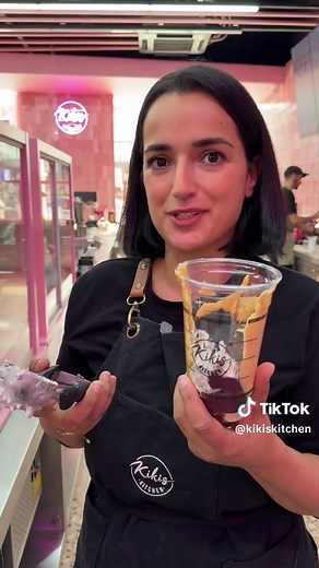 Ich glaube die wenigsten wissen, dass wir ab sofort nur noch Acaipüree nutzen, welches nur Rohrzucker enthält. Kein Guarana oder sonstiges (und um Gottes Willen, keine Bananen im Püree, die haben nur AUF der Bowl etwas zu suchen 🙂‍↔️). Unser veganer Chiapudding wird mit unserem Dattel-Vanillesirup gesüßt, ohne wirklich nach Dattel zu schmecken und unsere Cream-Auswahl ist wirklich einmalig 😍 Erdnusscreme aus 100% gerösteten Erdnusskernen, oder eure all time favourites Hazel, Nougat, Pistachio,
