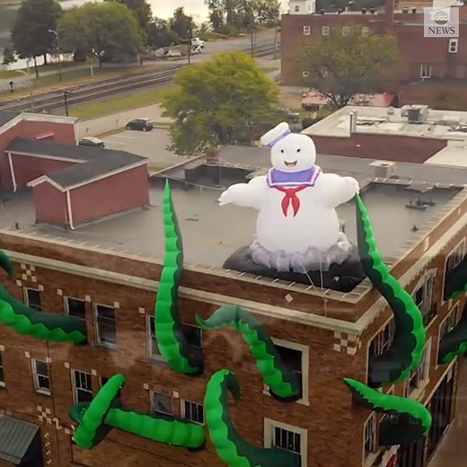 36K views · 882 reactions | HALLOWEEN SPIRIT: A restaurant is taking Halloween decorations seriously, decorating the entire building with a large inflatable Stay Puft Marshmallow Man from "Ghostbusters" at the top and green tentacles out of the windows. https://abcn.ws/2OouUTE | ABC News | Facebook