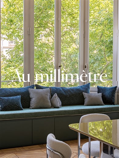 C’était l’endroit rêvé pour installer une banquette intégrée à quelques contraintes près. ⚒️ Il a fallu adapter les caissons Metod pour les surélever de façon à ce que les portes ne viennent pas frotter, les découper pour qu’ils viennent se nicher dans tous les recoins et permettre de s’asseoir au quotidien. Mais le plus important, c’était surtout de faire en sorte que ça ne se voie pas en épousant les courbes du mur au millimètre, et en ajoutant un coussin lui aussi taillé sur mesure. 💫 Projet