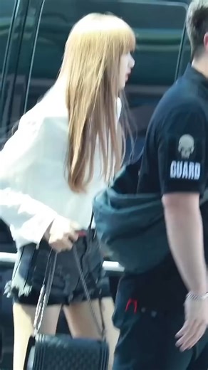 Lisa With Only Slippers Without Bodyguard Help Her Mom In The Street 😍 | Spizzy