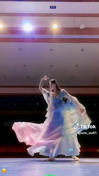 Beautiful Chinese Dance in Traditional Hanfu Outfit