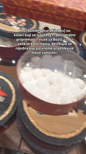 Kourabiedes - Gurabije Sastojci: 250 gr putera 70 gr šećera u prahu 1 jaje 1 vanilin šećer 2 kašike ruma ili konjaka (metaxe) 1 kašičica soda bikarbone 100 gr badema 400 gr belog brašna 500 gr šećera u prahu 1 vanilin šećer za posipanje Priprema: Umutiti puter i šećer u prahu, dodati jaje i vanilin šećer i umutiti mikserom. Zatim dodati postepeno brašno, usitnjene pečene bademe, rum, sodu bikarbonu. Možete nastaviti da sastojke mesite rukama. Oblikovati gurabije po želji (kao loptice, polumesece