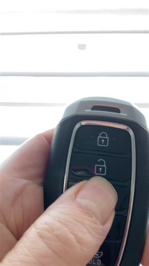 Remote start using the key fob on the 2021 #HyundaiElantra. #cardujour #carsoftiktok #hyundai ￼