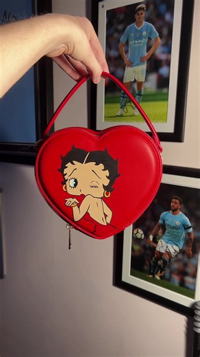 Custom Betty Boop Handbags: A Unique Fashion Statement