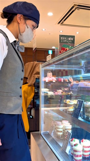 開店前のお店に潜入🎥 シーキューブ近鉄あべのハルカス店で、 販売員さんに聞いた、 おすすめ商品の“こだわりポイント”とは？ 朝から食べてほしい、 人気商品の製造のひみつもご紹介✨ ぜひ店頭で、 シーキューブのショーケースをのぞいてみてください🍰 ■ティラミスL ¥1,296（税込） 関東の一部店舗ではネット予約が可能です♪ ネット予約可能店舗はこちら▼ https://www.suzette-shop.jp/shop/c/cCtmp/?utm_source=instagram&utm_medium=sns&utm_campaign=c3_250123 ※動画内のエスプレッソマシーンはイメージで、 使用している実際の機械とは異なります。 #C3 #シーキューブ #ティラミス #焼きティラミス #デパ地下スイーツ #こだわり #マスカルポーネ #コーヒー #cake #ケーキ #朝ティラミス #お土産 #手土産 #予約 #百貨店スイーツ | C3 （シーキューブ）