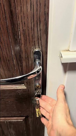 New Versa Lock Installed on Front Door | Kensington Locksmith London #homesafety #24hourlocksmith