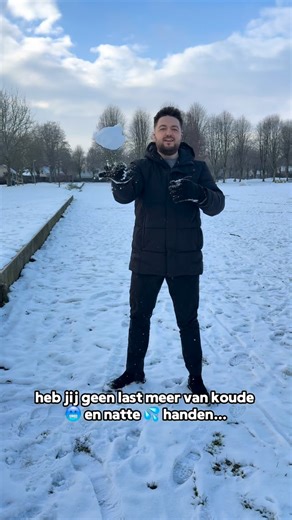 Tomas Breemen on Instagram: "Dit had je veel eerder willen weten…😭😱 ❄️ Sneeuw is leuk… tot je handen nat en ijskoud zijn 🥶... bij jezelf, of bij je kids die fanatiek in de sneeuw spelen en na 10 minuten al klagen dat hun handen zo koud zijn... 😅 💡 Simpele oplossing: trek latex handschoenen onder je gewone winterhandschoenen aan.💪🏼 Dankzij de latex handschoen, kan er geen vocht bij je handen komen, blijven je handen droog en hierdoor veel warmer dan ‘natte handen’. Kleine moeite, groot ver