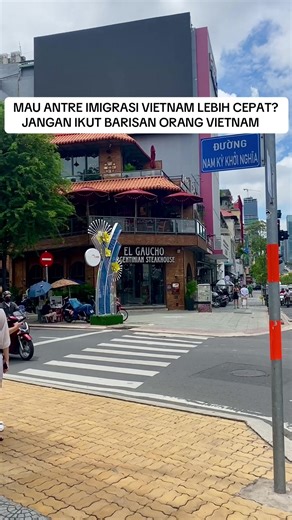 Ini tips kecil kalau kamu nggak mau terlalu lama berdiri di imigrasi Vietnam. Saat masuk atau keluar Vietnam, biasanya ada banyak antrean di immigration counter. Dari pengalaman pribadiku beberapa kali melewati imigrasi Vietnam, ada satu hal yang cukup terasa polanya. Kalau antrean didominasi warga lokal atau pemegang paspor Vietnam, prosesnya sering kali lebih lama. Kenapa? Karena petugas imigrasi biasanya berbicara lebih panjang dengan warga lokal. Bisa jadi mereka ditanya lebih detail atau ad