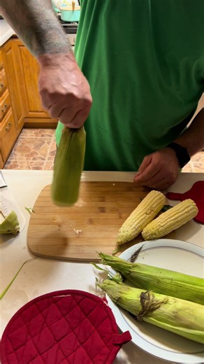 Easy corn cooking and shucking. #thanksgiving #thanksgivingdinner #friendsgiving #corncooking #corn