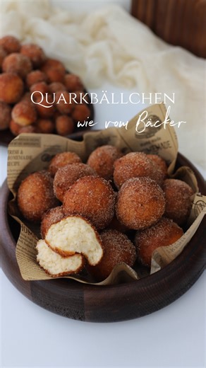 Esra Yeşiltaş on Instagram: "Quarkbällchen 👇🏻Zutaten (ca. 40/50 Normale oder ca. 80 Minis) 500 g Quark (egal wieviel Fettgehalt) 500 g Mehl 250 g Zucker 4 Eier 4 EL Milch 1 Pck. Backpulver Etwas Vanilleextrakt 1 Pr. Salz ♥️Außerdem: Ca. 500 ml Öl zum Frittieren Ca. 100 g Zucker & 1 TL Zimt (vermischt) 👇🏻Zubereitung Aus den Zutaten einen homogenen und leichtklebrigen Teig herstellen. Hierfür braucht man nicht unbedingt eine einen Handrührgerät/Küchenmaschine einfach mit einem Schneebesen oder