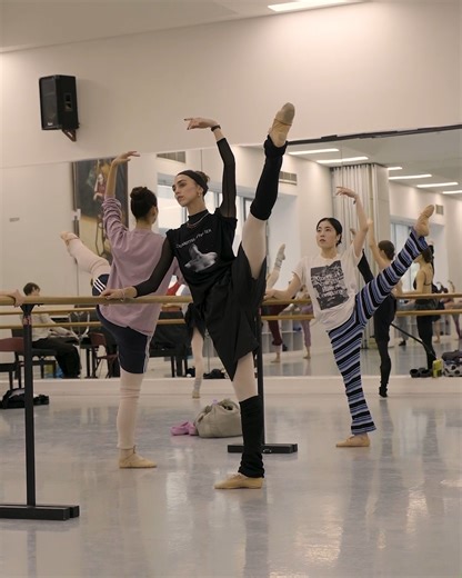 It might be chilly outside, but things are heating up in the studio! ❄️ Join us for the next six-week series of Studios adult ballet classes starting Monday 26 May. Open to all levels from the absolute beginner to the seasoned dancer—there's a spot for you at the barre. Book your six-week series here: https://bit.ly/431pWCe Isobelle Dashwood and Aya Watanabe Music: Peter Wilson | The Australian Ballet