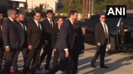 As a professional body language expert and a PhD in Kinesics, I can tell you that JD Vance's walk, posture and body movements were not great- that's a "Dejected & Depressed walk".Reduced pace, minimal arm swing, downward gaze often associated with sadness & low self-esteem.