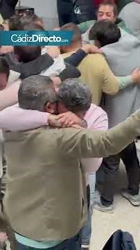 Así se celebra un primer premio histórico: La chirigota del Bizcocho gana en el COAC 2026 de Cádiz