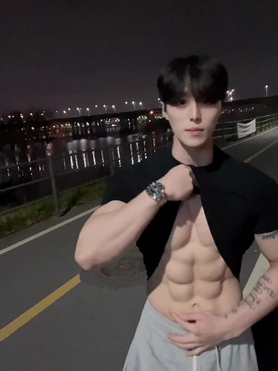 산책은 이렇게 하는거지~? #운동하는남자 #복근 #sexy #몸짱 #weight #추천 #추천따라