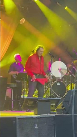 Engelbert’s Famous Strip Tease! #engelbert #concert #striptease #comedic #sexy