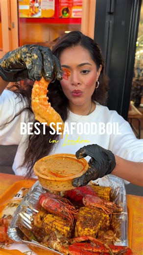 London’s best seafood boil has a new spot… When I want something absolutely filthy in the best possible way I’ll turn to a seafood boil and the best news I’ve heard last few months is @Hot N Juicy Shrimp LDN is now in North London 😭❤️. Went to their Dulwich branch a couple years ago, where they now do the bottomless boils in the weekends and this new spot is just as good! Even if you don’t want a boil I recommend their shrimp and crab burger, Cajun shrimp mac and cheese and shrimp fries- proper