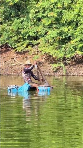 Perfect Cast Net Throw in Flowing River 🎯🐟 | Catching Fish Like a Pro!