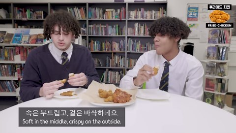 British schoolboys try every flavor of Korean fried chicken!