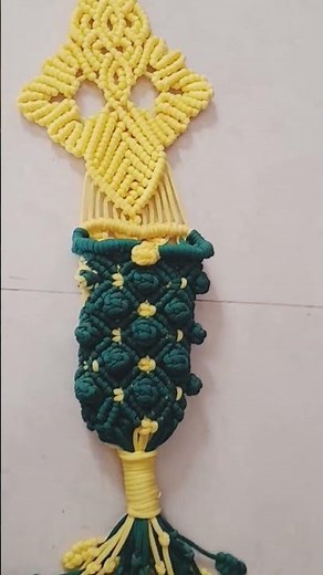 Macrame Mobile/Remote holder. Beautiful DIY using macrame. #macrame #macramediy #macramemobileholder