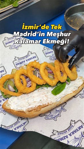 LEZZETİPANYA on Instagram: "İzmir’de 150 Yıllık Madrid Sokak Lezzeti Kalamar Ekmeği Deniyoruz @azmakbalikekmek 😍 reklam birlikte gidelim dediğin arkadaşına bu videoyu gönder 👫 📍Kıbrıs Şehitleri Caddesi’nde konum olarak çok iyi 🦑🥖 Kalamarlar özel Madrid sosuyla soslanıp, unlandıktan sonra yağda pişiriliyor. Kalamarı sandviç ekmek arası yapıyorlar. Önce tarator sos sürülüyor, üzerine kırmızı soğan, roka ve turşusu eklenip, kalamarı ekleniyor📍 Ekmek arası kalamarı gerçekten çok lezzetli. Ekme