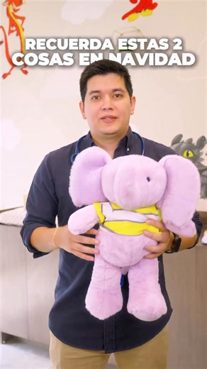 Dr. Francisco Arreaga on Instagram: "🎄❄️ ¿Cómo vestir a tu bebé en tiempo de frío? 👕 Regla básica: una capa más que un adulto ✔️ Ropa de algodón ✔️ Vestir por capas ✔️ Gorro y calcetines solo en exteriores 🤱 ¿Tiene frío o calor? 👉 Revisa cuello y espalda 😊 Tibio y seco = está bien 🥵 Sudoroso = tiene calor 🥶 Frío = necesita abrigo ⚠️ Ojo 🚫 Evita el sobreabrigo, no cubras su cara y no gorro para dormir. 🚗 En el auto, evita chamarras gruesas dentro del portabebé ✨ Más abrigo no siempre es 