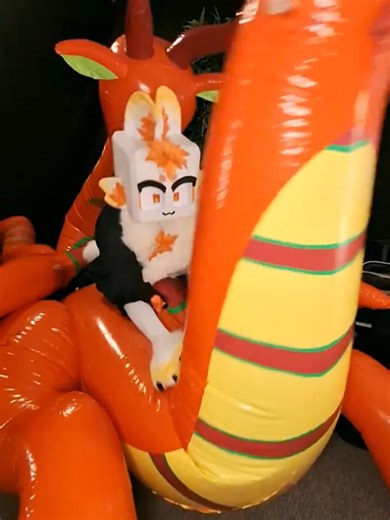 海鲜鱼兽人宠物骑在充气龙兽人玩具身上玩游戏乱抓不小心给玩漏气了The sea creature/beastman pet was playing games, riding on an inflatable dragon beastman toy, and accidentally punctured it while scratching at it.#fursuit #furry #plush #quadsuit #fursona #satisfyingvideo #toy #funny #ornaments #dog #creative #cute #foryourpage #pet #tiktok #tiktokmademebuyit #cat #viral #laugh #fyp