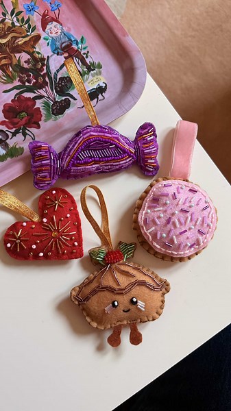Felt Christmas Ornaments: Crafting DIY Decorations