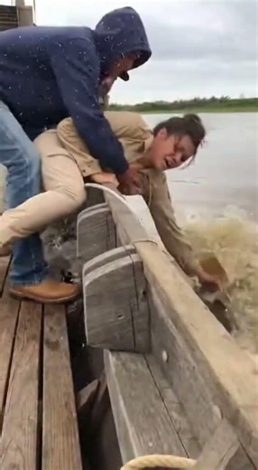 Amazon Gunwale Scare: “Shark” Latch Caught on Phone