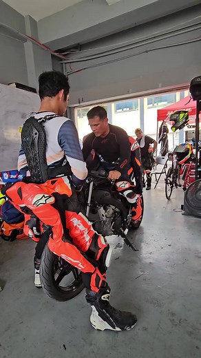 Pro Tips for Fast Corners on Superbikes: Mastering Body Position