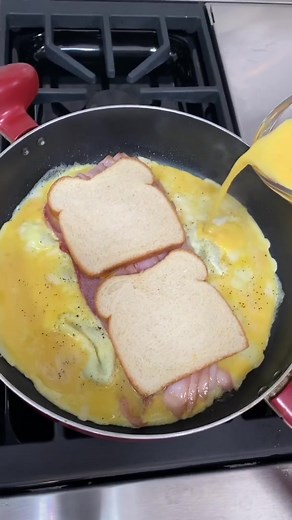 How to Make a Delicious Egg and Bacon Breakfast Sandwich Recipe