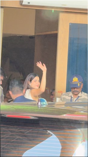 17K views · 59 reactions | Ananya Pandey, Janhavi Kapoor and Shahrukh Khan spotted at airport. . . #ananyapanday #janhavikapoor #shahrukhkhan #celebrity | Movie Review Preview | Facebook